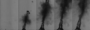 超音波霧化を捉えた写真。液体に超音波を照射すると、液面が柱状に立ち上がり、柱部分からμmサイズのミストが発生する現象。同志社大学 土屋教授の撮影。